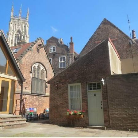 Trembling Madness Apartments York Bagian luar foto